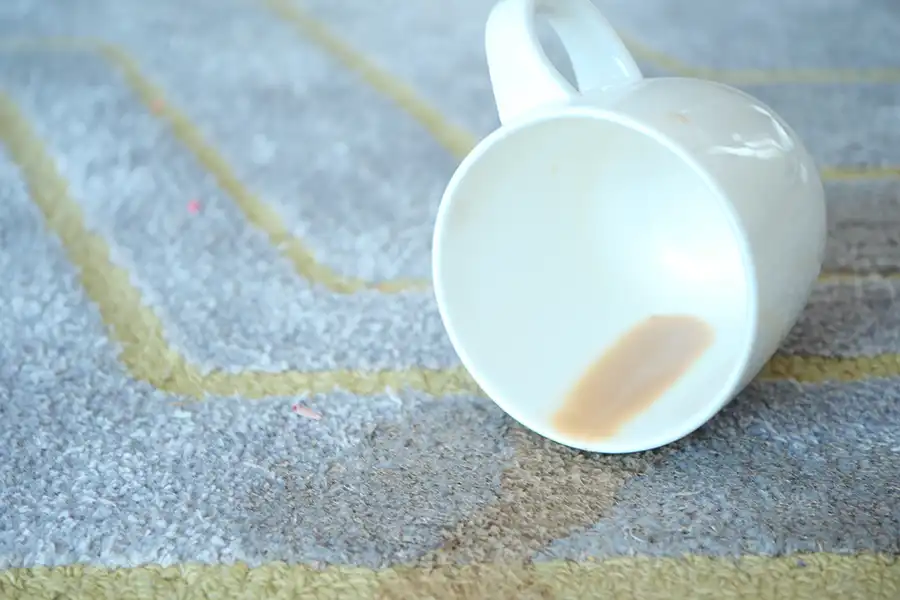 Kaffee auf dem Teppich